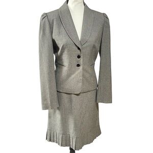 Tahari Sz 4P Skirt Suit Blazer Ruffle Three Button Career Business Gray